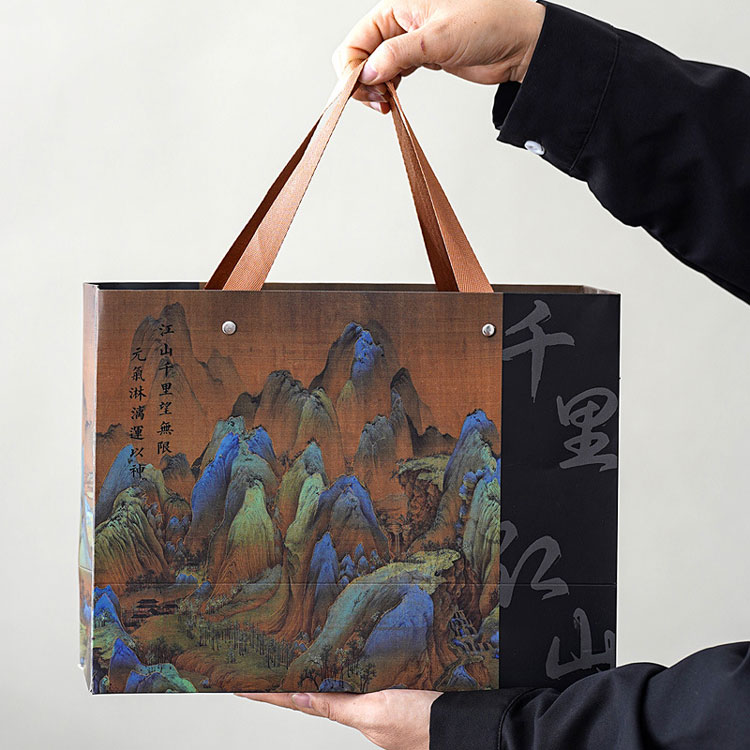 산과 강의 정취가 담긴 세라믹 머그컵 선물상자를 손에 쥐면 따뜻함이 느껴집니다.